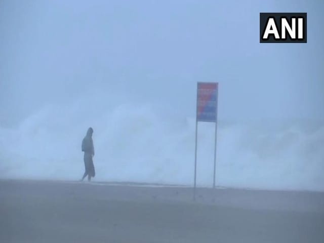 Cyclone Fani ओडिशा में समुद्री तट से टकराया, कई जगह पेड़ उखड़े, कई घरों की छतें उड़ीं