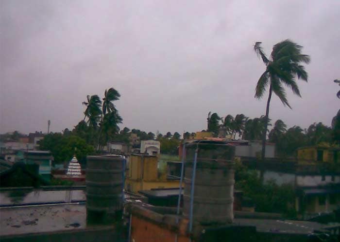 As Cyclone Phailin approaches, massive evacuation on