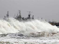 As Cyclone Phailin approaches, massive evacuation on