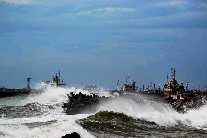 Cyclone Hudhud: 5 Images of the Pounding Rain, Winds