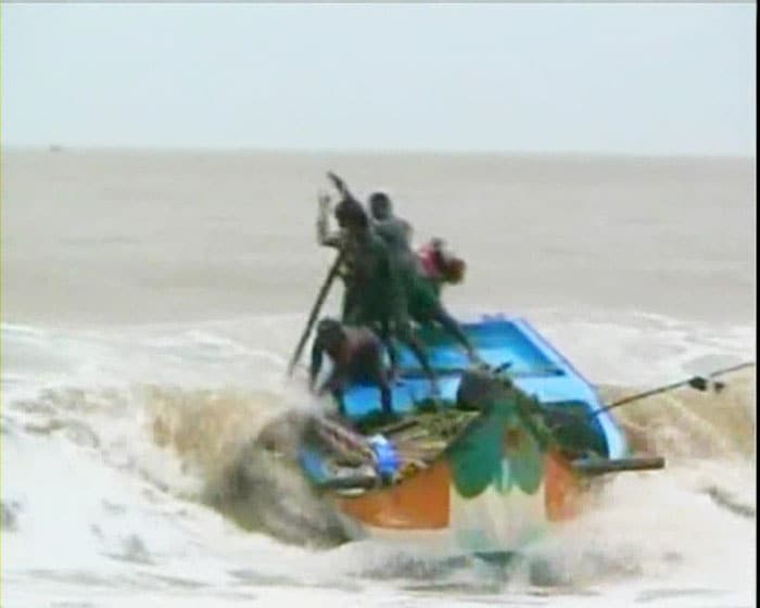 The sea condition will remain rough along and off Andhra Pradesh and Orissa coast during next 12 hours. Fishermen have been advised not to venture into the sea during next 48 hours. (NDTV IMAGE)