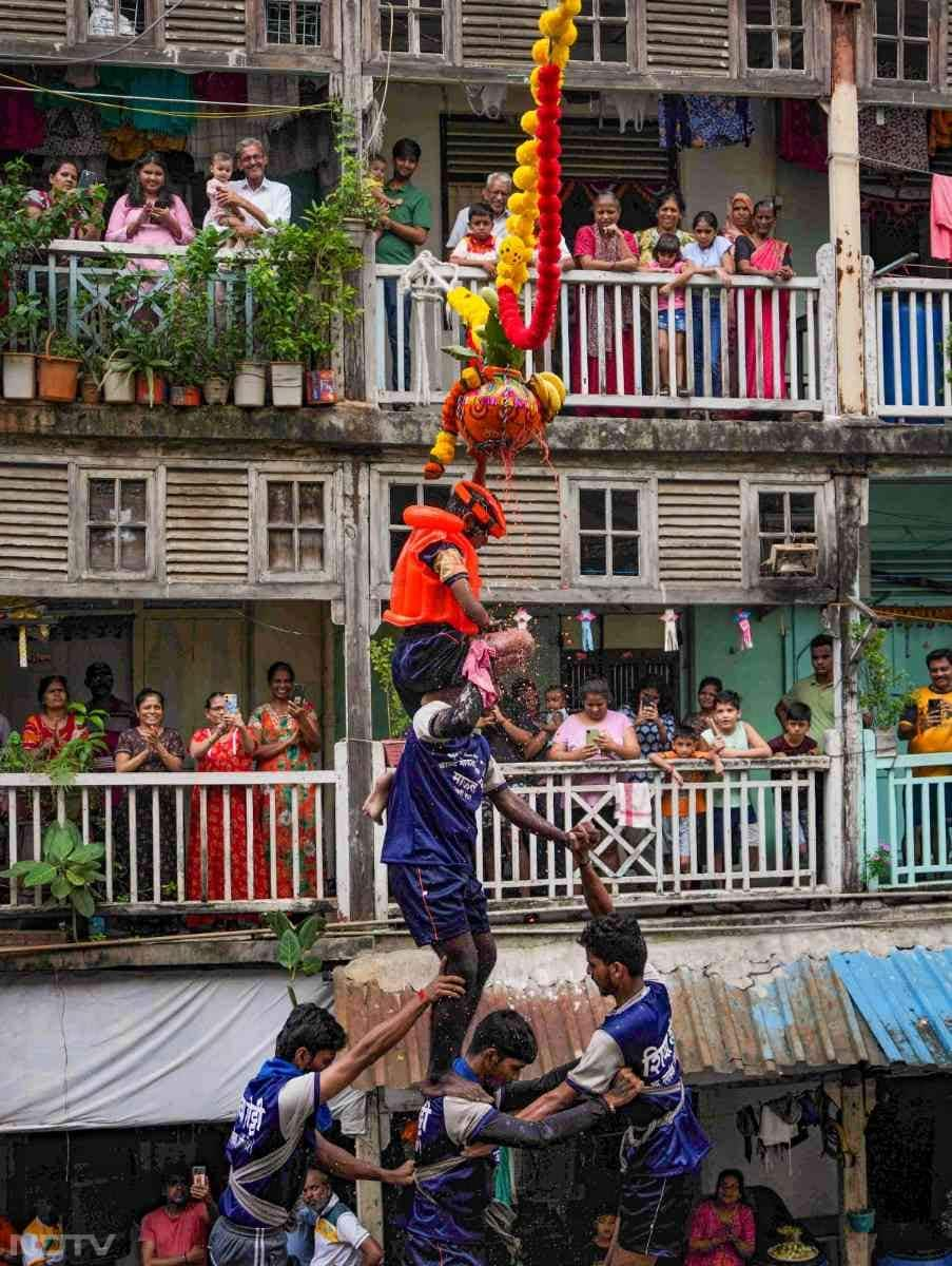 दही-हांडी का त्योहार भाद्रपद में श्रीकृष्ण जन्माष्टमी के दूसरे दिन यानी कि नवमी को मनाया जाता है. इस उत्सव के दौरान दही से भरी हांडी को रस्सी की मदद से ऊंचाई पर टांग दिया जाता है