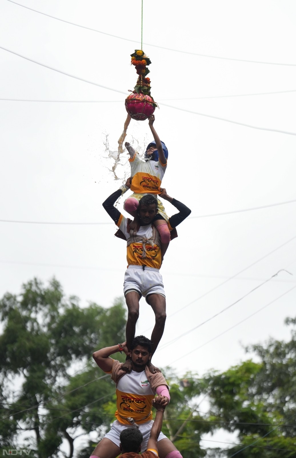 बीजेपी से जुड़े स्वामी प्रतिष्ठान के शिवाजी पाटिल ने दही हांडी कार्यक्रम के लिए टोटल 50 लाख रुपए के इनाम की घोषणा की है. जब कि पहले 9 पिरामिड बनाने वाले गोविंदा के लिए मनसे ने 11 लाख रुपए देने का ऐलान किया है.