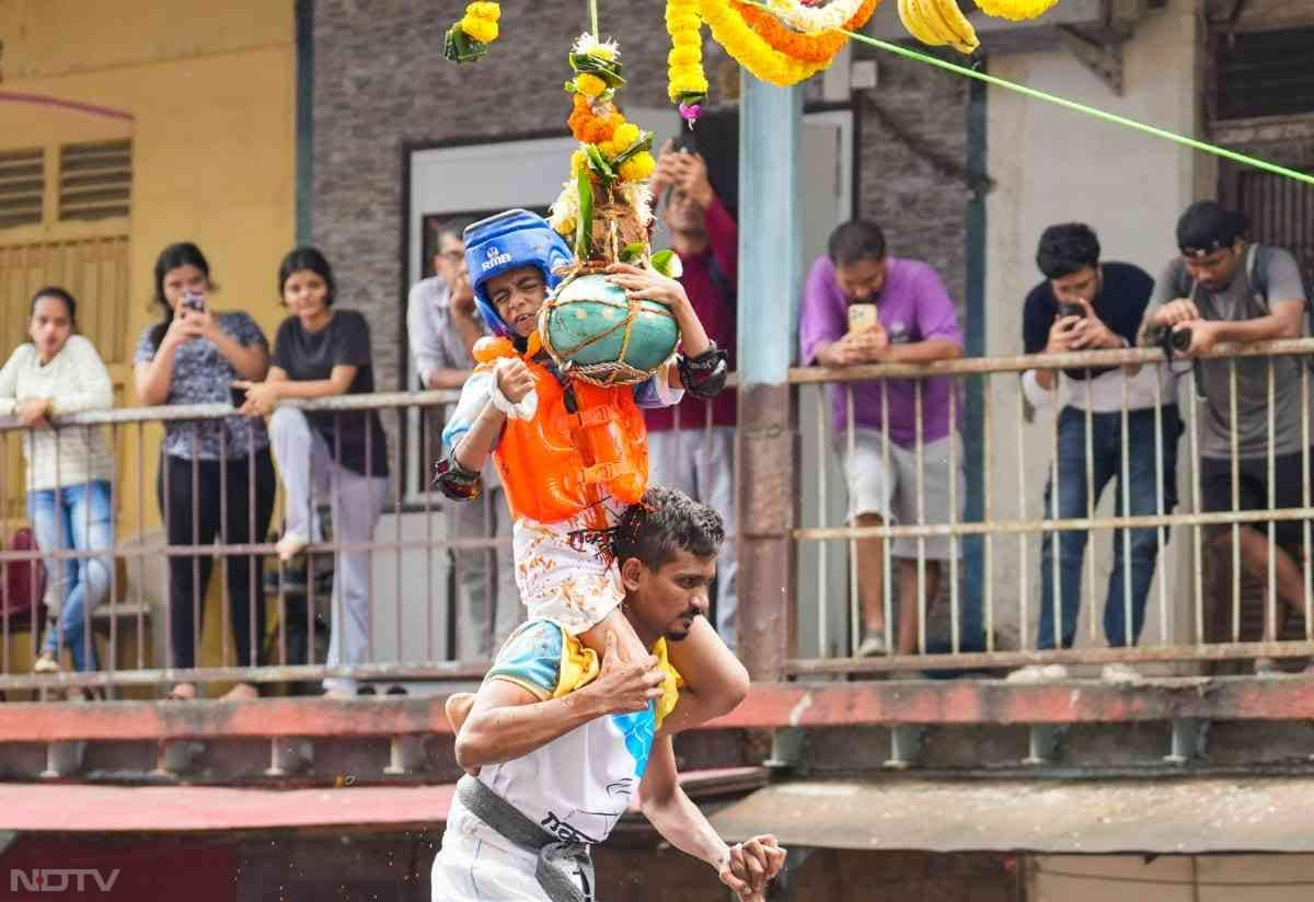 मुंबई में दही हांडी के मौके पर अलग-अलग जगहों पर बड़े इनाम का ऐलान किया गया है. ठाणे में कल्चर यूथ फाउंडेशन दही हांडी के मौके पर सबसे बड़ा इनाम देने जा रहा है. यह फाउंडेशन विश्व रिकॉर्ड बनाने वाले गोविंदा समूह को 25 लाख रुपये का इनाम देगा. पहले 9 मानव पिरामिड बनाने वाले समूह को 11 लाख रुपये मिलेंगे.