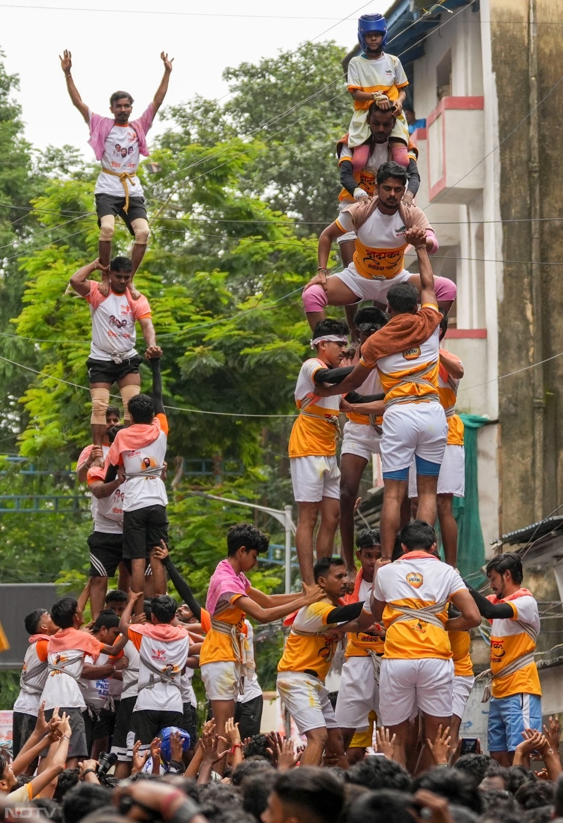 दही-हांडी महाराष्ट्र खासकर मुंबई के खास त्योहारों में से एक है. इस दौरान आयोजन स्थलों पर हजारों लोग जुटते हैं.