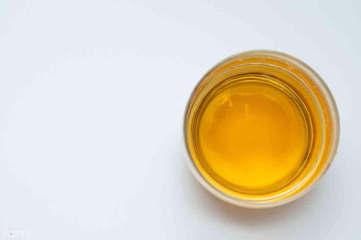 आधा चम्मच सरसों का तेल और नमक दांतों पर लगाने से भी दांतो का पीलापन दूर करने में मदद मिल सकती है