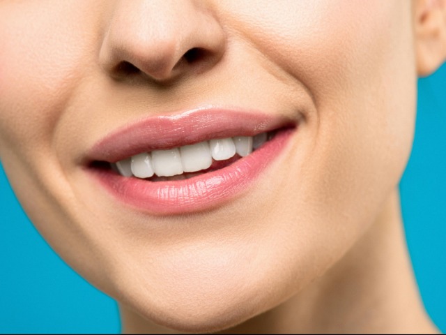 दांतों का पीलापन इस तरह करें दूर