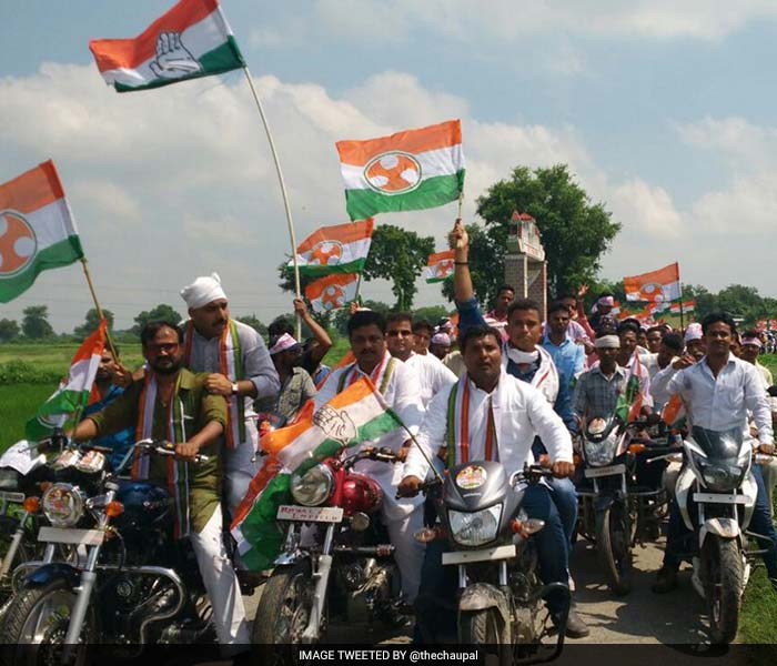 रोड शो के दौरान जनता का अभिवादन करतीं सोनिया गांधी. (पीटीआई फोटो)