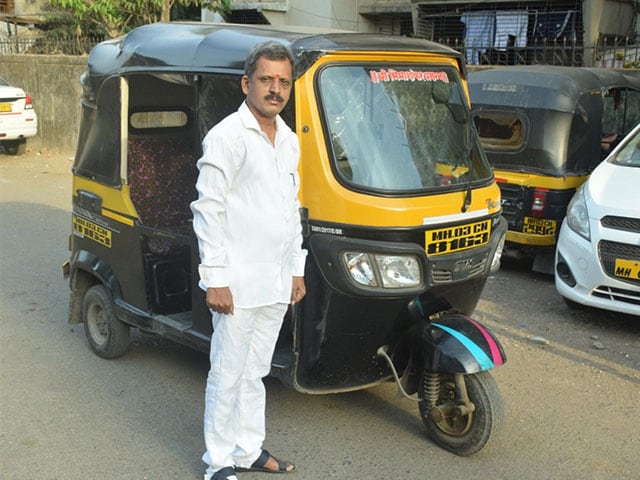 Photo : Meet Mumbai Based School Teacher Who Drives Auto-Rickshaw, Ferries COVID Patients For Free