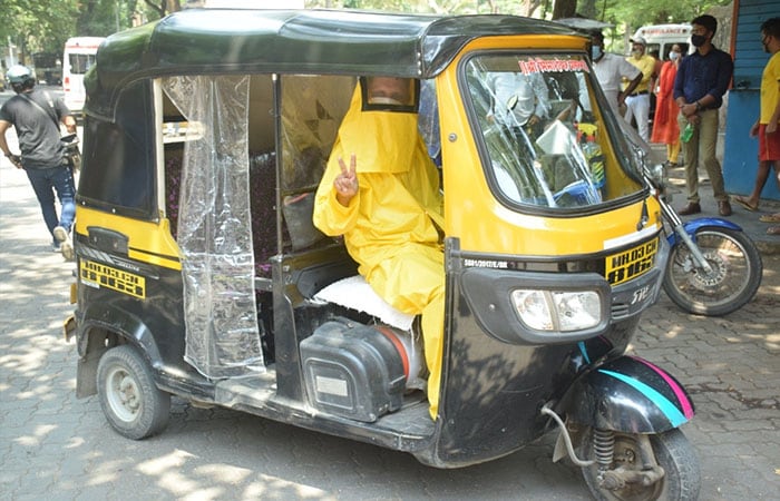 Meet Mumbai Based School Teacher Who Drives Auto-Rickshaw, Ferries COVID Patients For Free