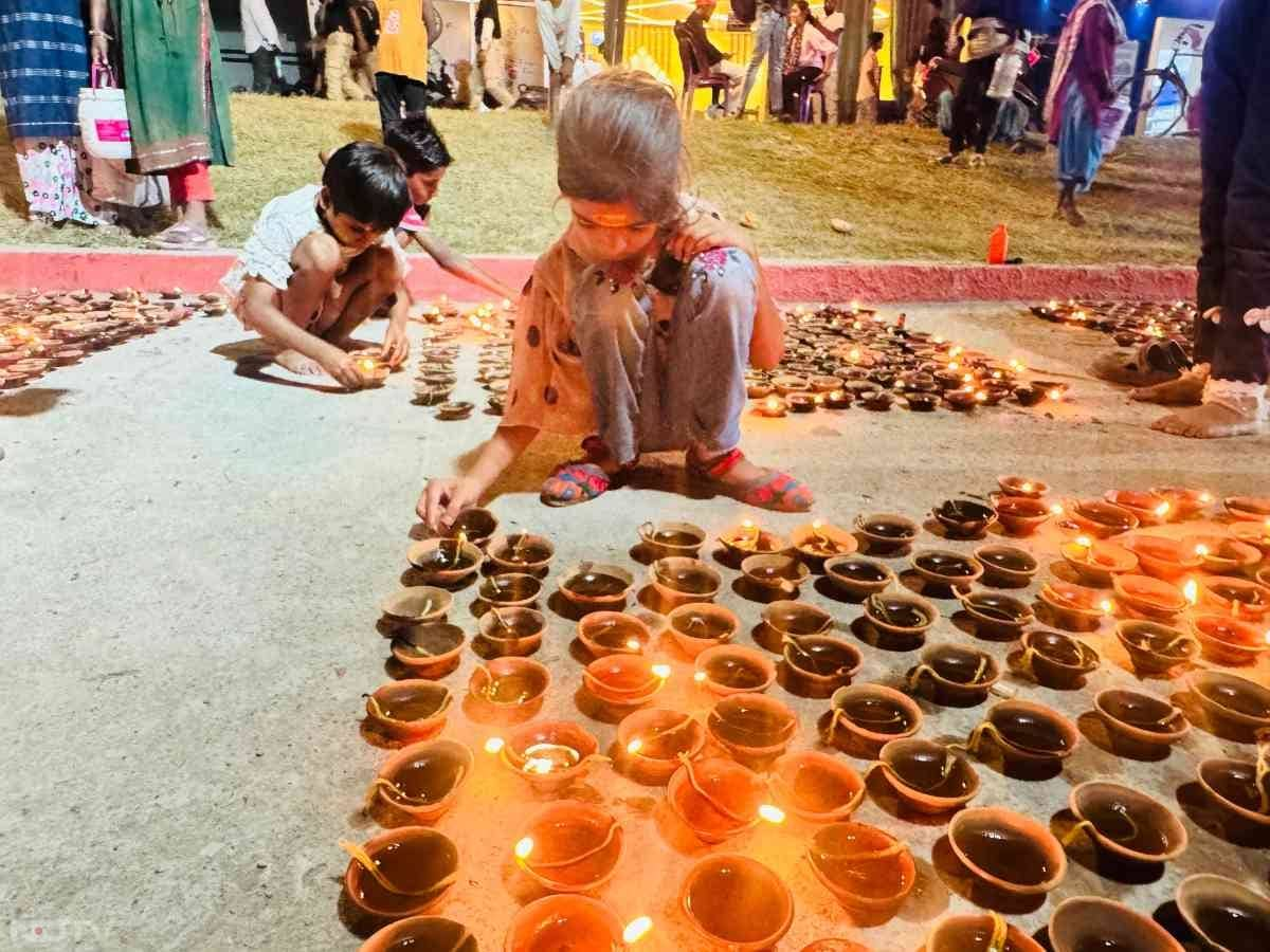 रामायण के प्रसंगों को दर्शाती झांकियों में देशभर के शास्त्रीय नर्तकों की प्रस्तुति ने राम पथ पर अपना जादू बिखेरा.