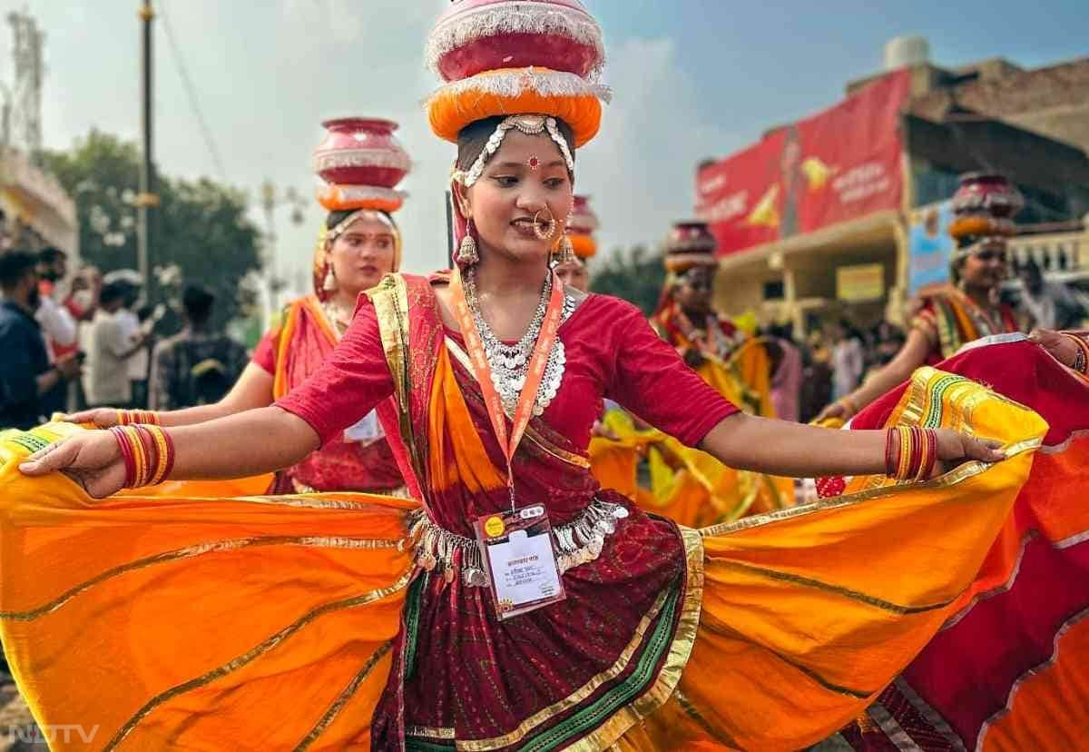 पर्यटन विभाग द्वारा सजाई गई झांकियों में तुलसीदास रचित रामचरितमानस के सात अध्यायों- बालकांड, अयोध्या कांड, अरण्य कांड, किष्किंधा कांड, सुंदर कांड, लंका कांड और उत्तर कांड पर आधारित सुंदर दृश्य प्रस्तुत किए गए हैं, जो श्रद्धालुओं को रामायण के विभिन्न प्रसंगों का सार समझाने में सहायक हैं.