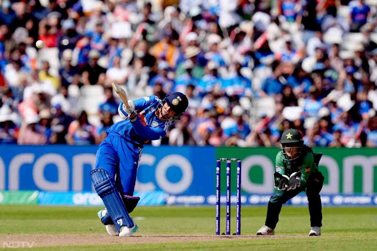 भारतीय महिला क्रिकेट टीम ने टी20 विश्व कप 2026 के अपने पहले ही मुकाबले में चिर-प्रतिद्वंद्वी पाकिस्तान को 64 रनों से हराकर शानदार शुरुआत की.