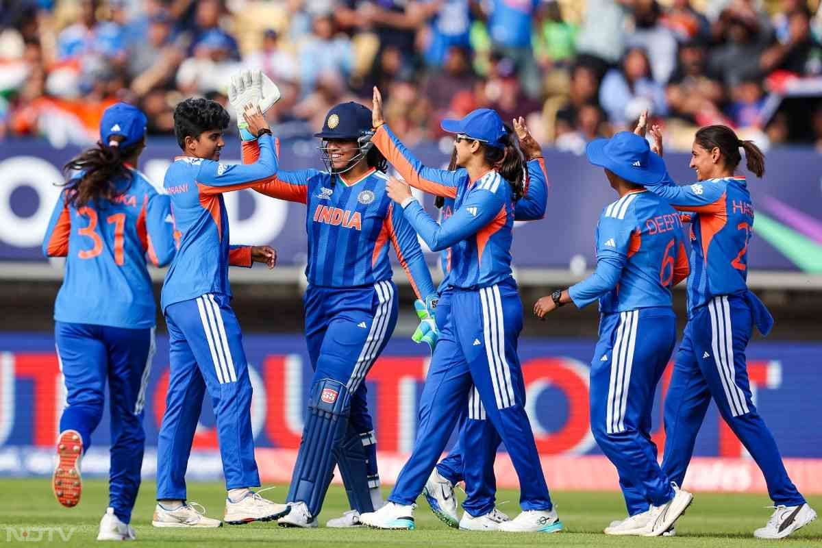 स्टार ऑलराउंडर दीप्ति शर्मा ने अपनी फिरकी के जाल में पाकिस्तान को ऐसा फंसाया कि महज 10 रन देकर 5 विकेट चटकाए, जिसके लिए उन्हें 'प्लेयर ऑफ द मैच' चुना गया.