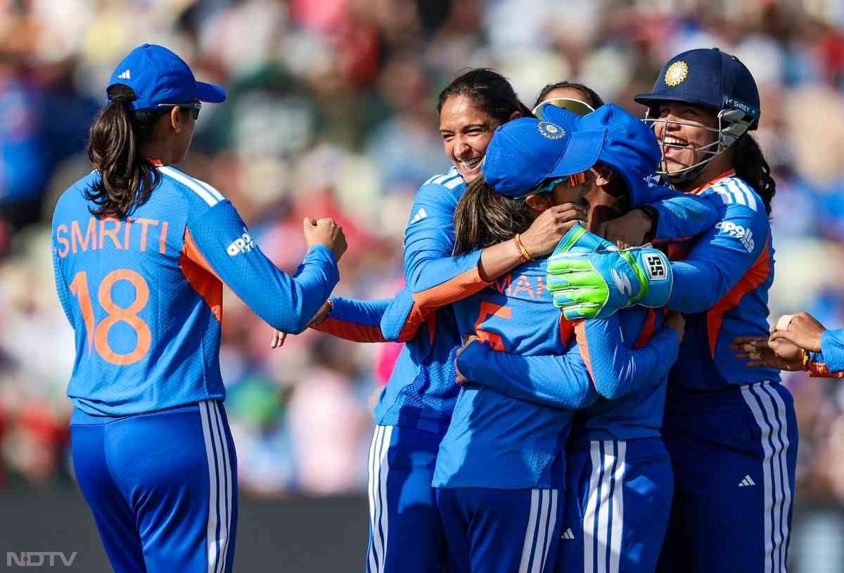 पाकिस्तान की पूरी टीम को 106 रनों पर समेटने और मैच जीतने के बाद कप्तान हरमनप्रीत कौर साथी खिलाड़ियों को गले लगाकर बेहद खुश नजर आईं.