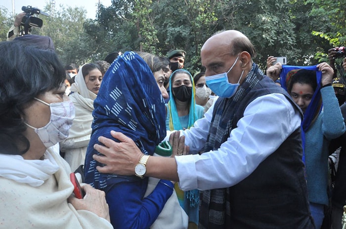 रक्षा मंत्री राजनाथ सिंह ने ब्रिगेडियर एलएस लिड्डर के परिवार से बात कर उन्हें ढांढस बंधाया.