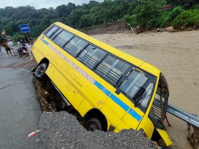 अब देहरादून में कुदरत का कहर बरपा, हाइवे पर दिख रहे पत्थर ही पत्थर, घर भी हुए मलबे में तब्दील