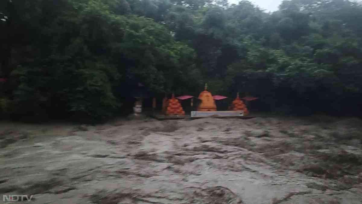 देहारदून में बादल फटने और बारिश के बाद टपकेश्वर मंदिर में भी 30 फीट ऊपर तक आया पानी.