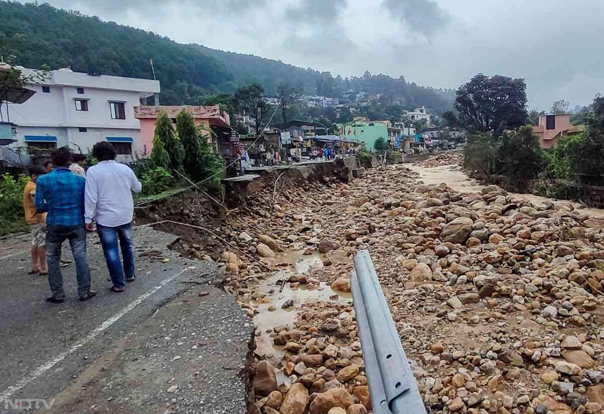 जिला आपदा प्रबंधन कार्यालय के अनुसार सहस्त्रधारा, मालदेवता, संतला देवी और डालनवाला आपदा से सर्वाधिक प्रभावित हुए हैं.