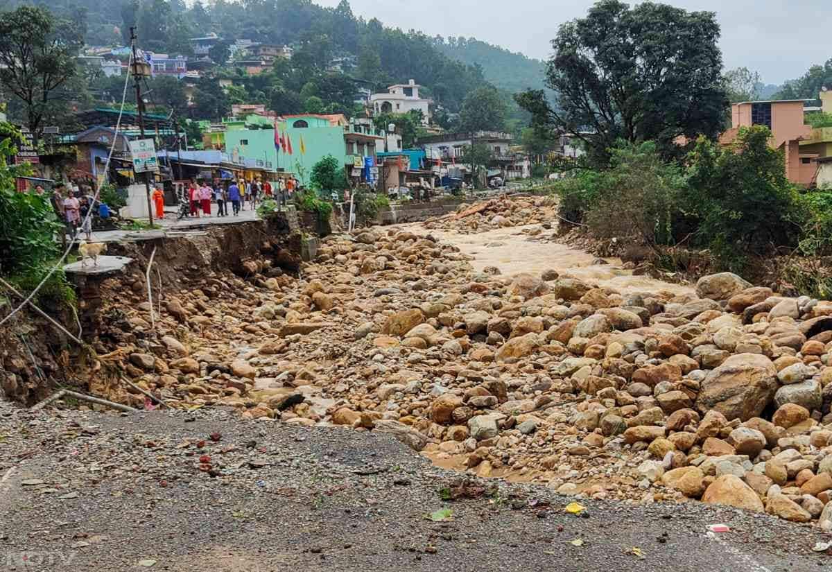 सहस्त्रधारा में 192 मिमी, मालदेवता में 141.5 मिमी, हाथी बरकला और जॉली ग्रांट में 92.5 मिमी और कालसी में 83.5 मिमी बारिश हुई.