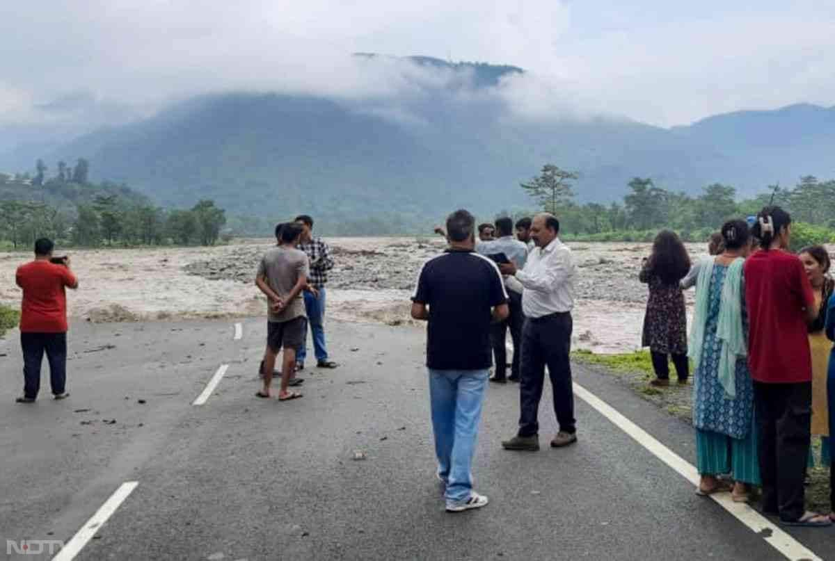 आपदा प्रबंधन सचिव विनोद कुमार सुमन ने कहा कि प्रभावित इलाकों में टीम राहत और बचाव कार्यों में लगी हुई हैं, वहीं 300 से 400 लोगों को सुरक्षित स्थानों पर पहुंचाया गया.