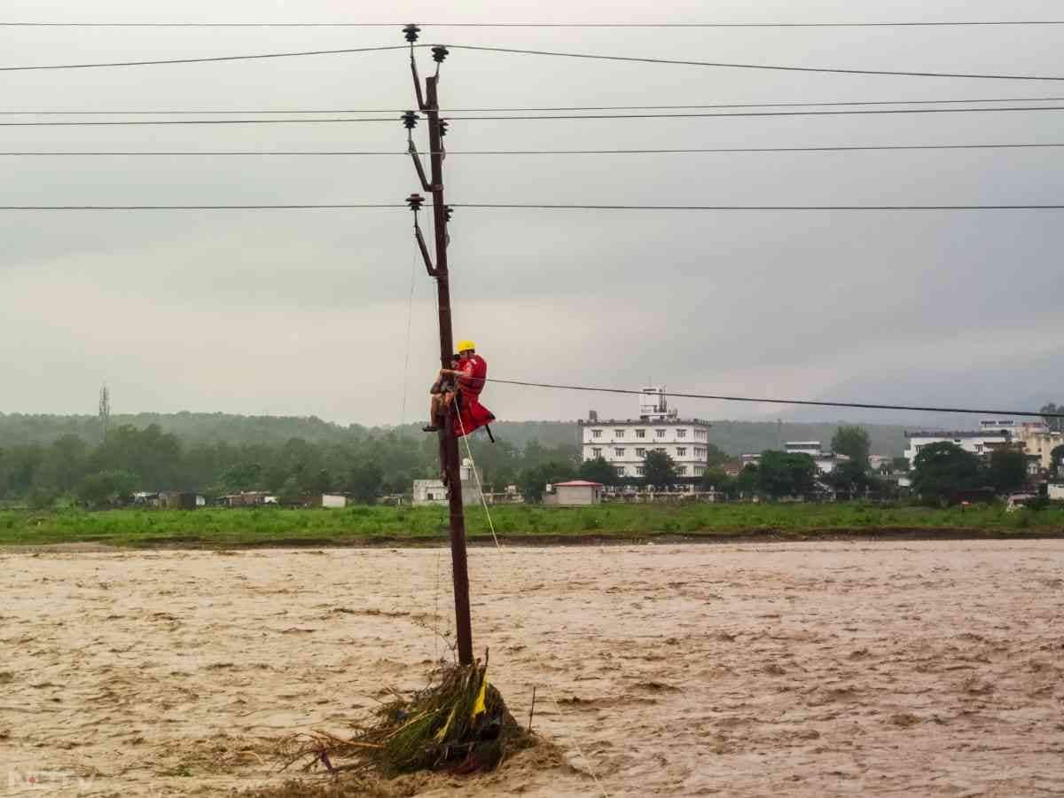 मुख्यमंत्री पुष्कर सिंह धामी ने देहरादून जिले के बारिश प्रभावित इलाकों का दौरा कर जमीनी हालात का जायजा लिया.