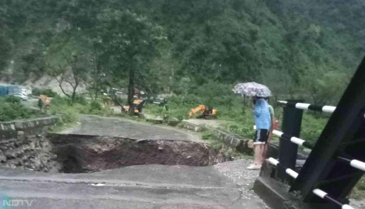 देहरादून के आईटी पार्क इलाके में भी जलभराव की सूचना है और कई कार्यालयों में पानी घुस गया है जिससे लोग फंस गए हैं.