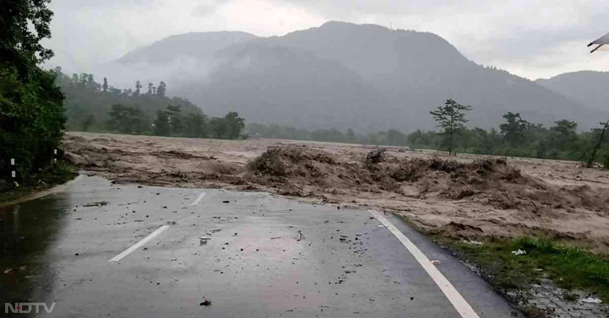 राहत टीम युद्धस्तर पर काम कर रही हैं ताकि स्थिति को सामान्य किया जा सके.