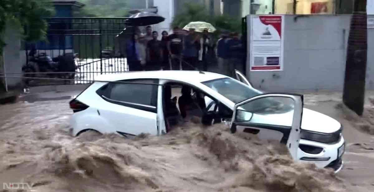 मकान और सरकारी संपत्तियां क्षतिग्रस्त हुई हैं तथा सामान्य जनजीवन बुरी तरह प्रभावित हुआ है.