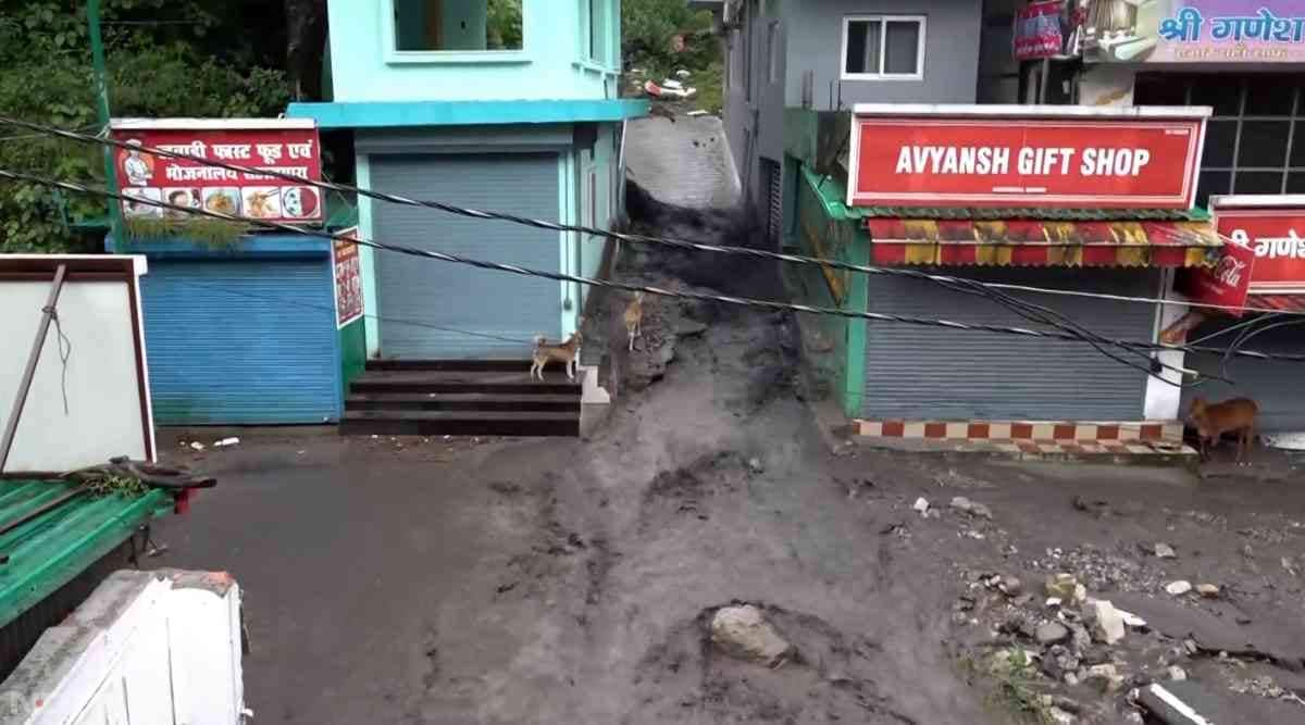 25 से 30 स्थानों पर सड़कें टूट गई हैं और संपर्क मार्ग कट गए हैं.
