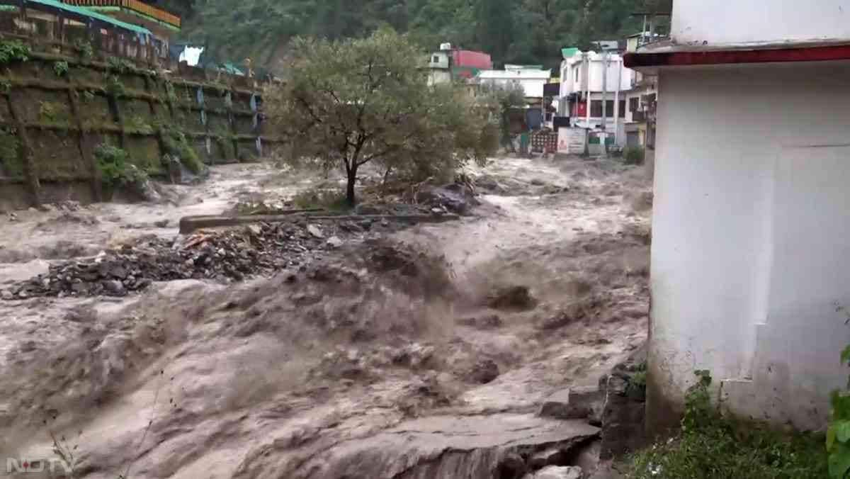 वहीं मझारा गांव के निवासी सड़कों पर इकट्ठा हैं और उनका कहना है कि वे भूस्खलन से बाल बाल बचे हैं. उन्होंने दावा किया कि कुछ लोग लापता हो गए हैं.