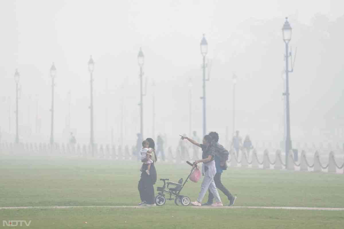 शहर में वायु प्रदूषण का सबसे बड़ा कारण वाहनों से निकलने वाला धुंआ और पड़ोसी राज्यों में जलाई जा रही पराली रही है.