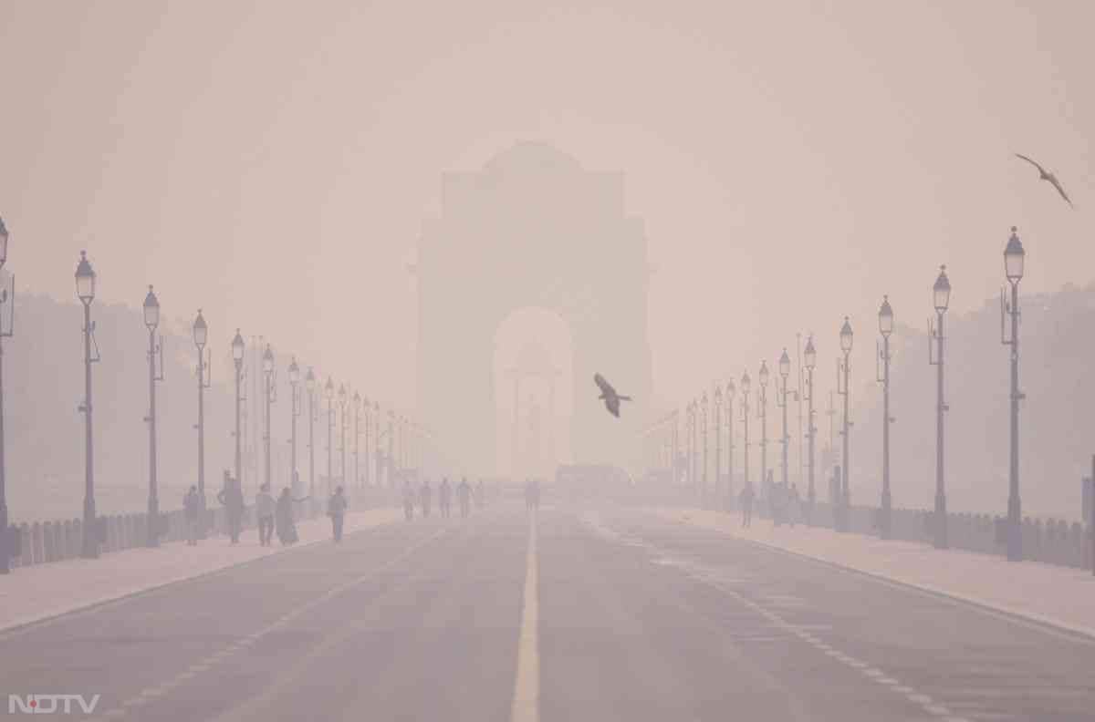 छठ पर्व पर भी दिल्ली-एनसीआर की हवा जहरीली बनी हुई है. दिवाली के बाद प्रदूषण स्तर तीन गुना बढ़ गया है.