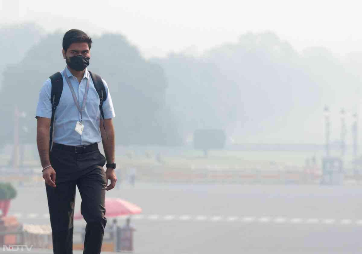 दिवाली के बाद दिल्ली-एनसीआर की हवा में पीएम 2.5 कणों का स्तर 488 माइक्रोग्राम प्रति घन मीटर तक पहुंच गया. यह पिछले पांच वर्षों में सबसे अधिक है.