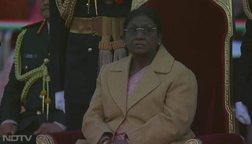 बीटिंग रिट्रीट सेरेमनी की शुरुआत में सेना ने राष्ट्रपति मुर्मू को नेशनल सैल्यूट दिया. इसके बाद तिरंगा फहराया और राष्ट्रगान की धुन बजाई गई.