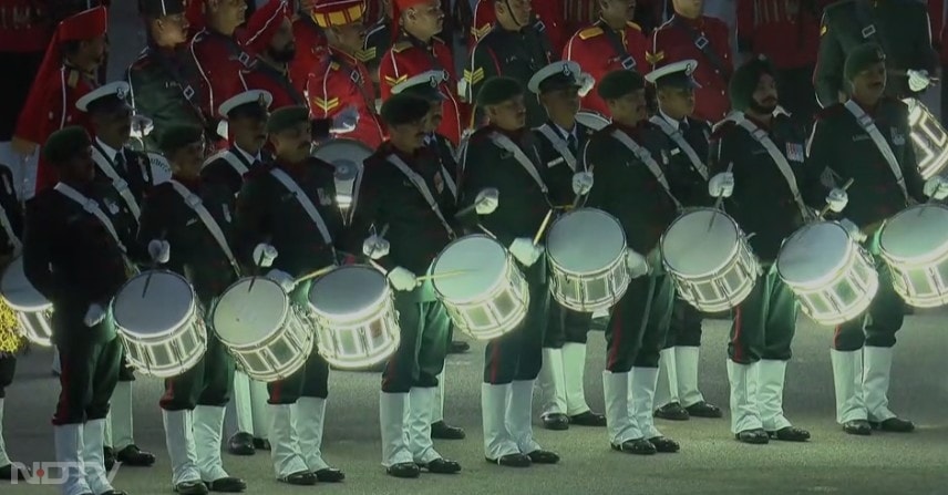 बीटिंग रिट्रीट सेरेमनी के दौरान तीनों भारतीय सेनाओं के बैंड ने सेरेमनी की शुरुआत धुन 'कदम-कदम बढ़ाए जा' बजाकर की.