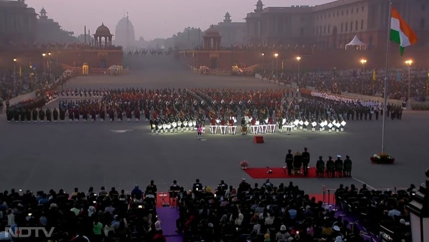 बीटिंग रिट्रीट सेरेमनी में तीनों सेनाओं ने अलग-अलग फॉर्मेशन बनाकर शौर्य का प्रदर्शन किया. ये दृश्य देखने में बहुत ही शानदार था.