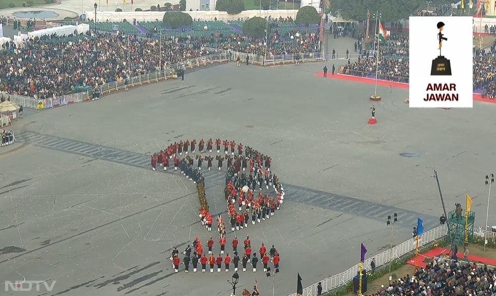 गगनयान के साथ ही अमर जवान और देव व्यूह की फॉर्मेशन भी विजय चौक पर देखने को मिली, यह नजारा बहुत ही अद्भुत था.