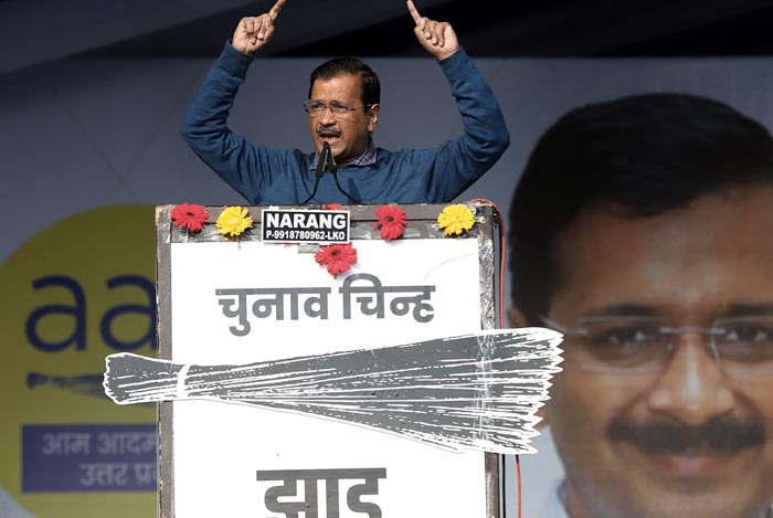 दिल्ली के मुख्यमंत्री और आम आदमी पार्टी (आप) के संयोजक अरविंद केजरीवाल ने उत्तर प्रदेश की योगी आदित्यनाथ सरकार पर तीखा हमला करते हुए को कहा कि पांच साल में योगी सरकार ने केवल श्मशान घाट बनवाये और बड़ी संख्या में लोगों को वहां पहुंचाने का इंतजाम भी किया. फोटो: पीटीआई