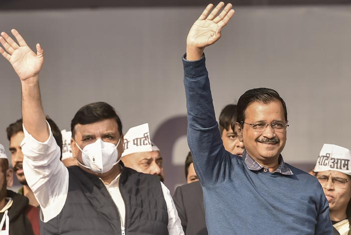 दिल्ली के मुख्यमंत्री अरविंद केजरीवाल और राज्यसभा सांसद संजय सिंह ने 'केजरीवाल की महारली' के दौरान समर्थकों का संबोधन किया. फोटो: पीटीआई