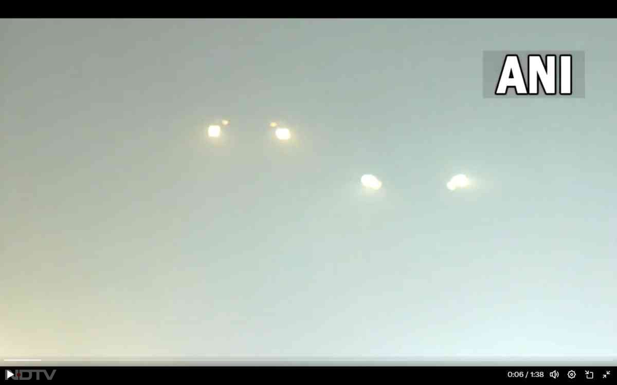 दिल्&zwj;ली का पूरा इलाका कड़ाके की ठंड के साथ घने कोहरे (Dense Fog) की चपेट में है. कोहरे की चादर में दिल्ली ऐसी लिपटी है कि कुछ नजर नहीं आ रहा है.