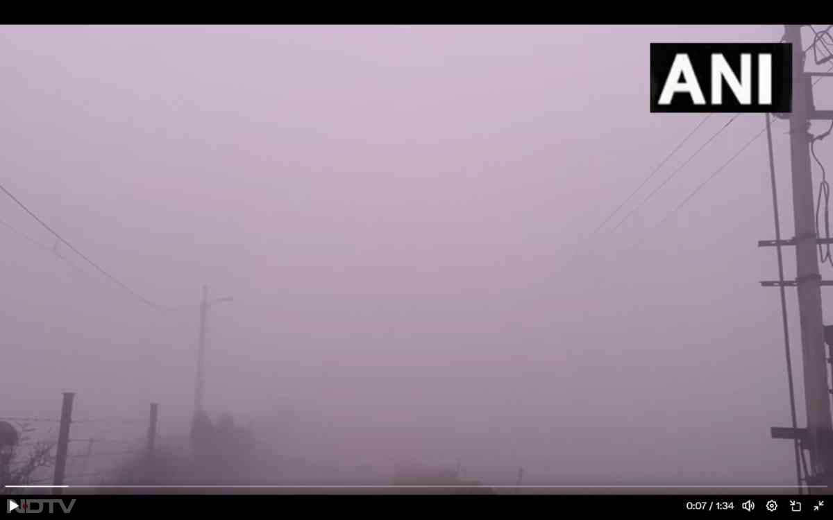 कई जगहों पर इतना घना कोहरा है कि विजिबिलिटी बिल्कुल एकदम जीरो हो गई है. सड़कों पर नजदीक का भी कुछ नहीं दिखाई दे रहा, इसलिए सड़कों पर गाड़ियां रेंगती हुई चल रही है.