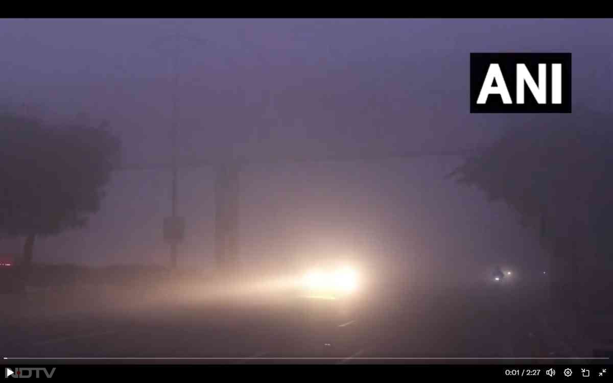 हालात ये है कि कई जगह एक मीटर दूर का भी कुछ नहीं दिख रहा है. ऐसे में सड़कों पर गाड़ियों को पार्किंग लाइट ऑन कर चलना पड़ा है.  गाड़ियों के फॉग लैंप भी काम तक नहीं आ रहे.