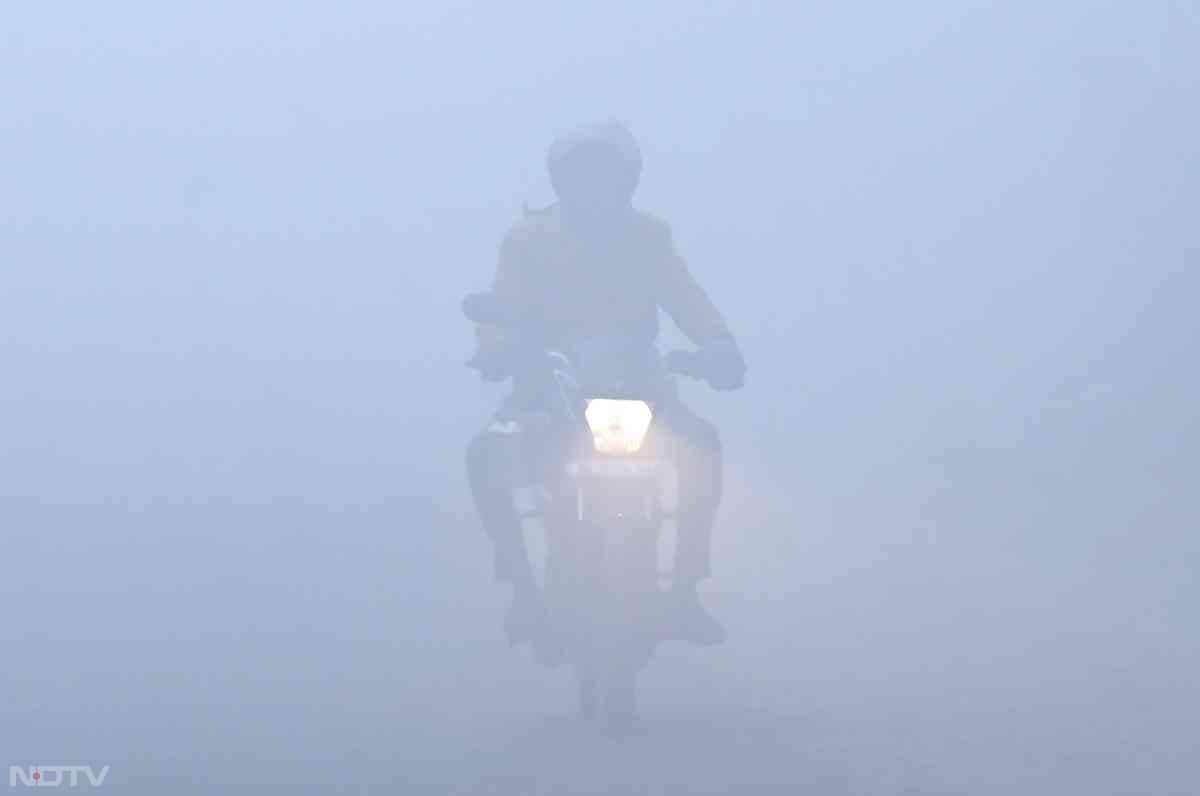 देर रात से दिल्ली में कोहरा छाने लगा था, सुबह होने के साथ ही कोहरे की चादर एकदम घने तरह से बिछ गई. हालत ये है कि लोगों को आंखों से महज कुछ मीटर भी नजर नहीं आ रहा है.