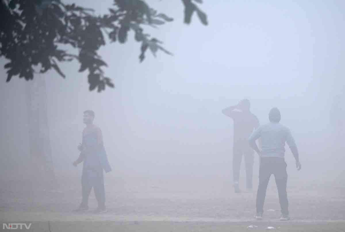 दिल्ली में बीते दिन यानी शुक्रवार को भी कोहरा छाया हुआ था, लेकिन आज तो हालत ज्यादा ही खराब है. घने कोहरे ने लोगों की मुसीबतें बढ़ा दी है.