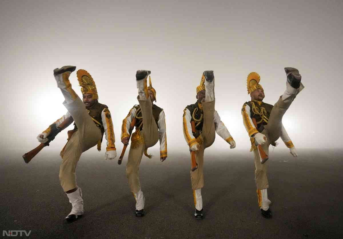 दिल्ली में घने कोहरे के बीच गणतंत्र दिवस समारोह के लिए लाल किले पर पुलिसकर्मियों और सेना की परेड रिहर्सल पूरे जोर-शोर से चल रही है.