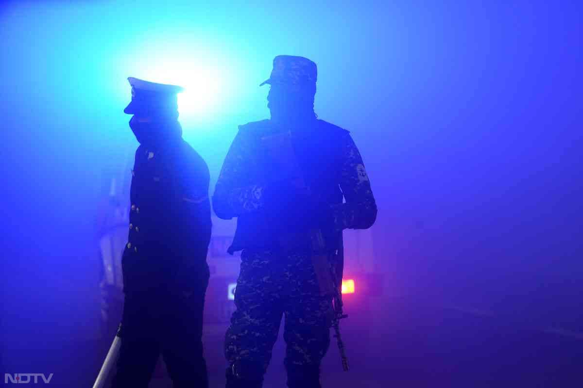 देश की राजधानी में तो ठंड के साथ प्रदूषण (Pollution) भी खतरनाक हो चला है. पहाड़ी क्षेत्रों में बर्फबारी के साथ ठंड परेशान कर रही है. मौसम विभाग के मुताबिक ठंड का यही आलम पूरे जनवरी रह सकता है.