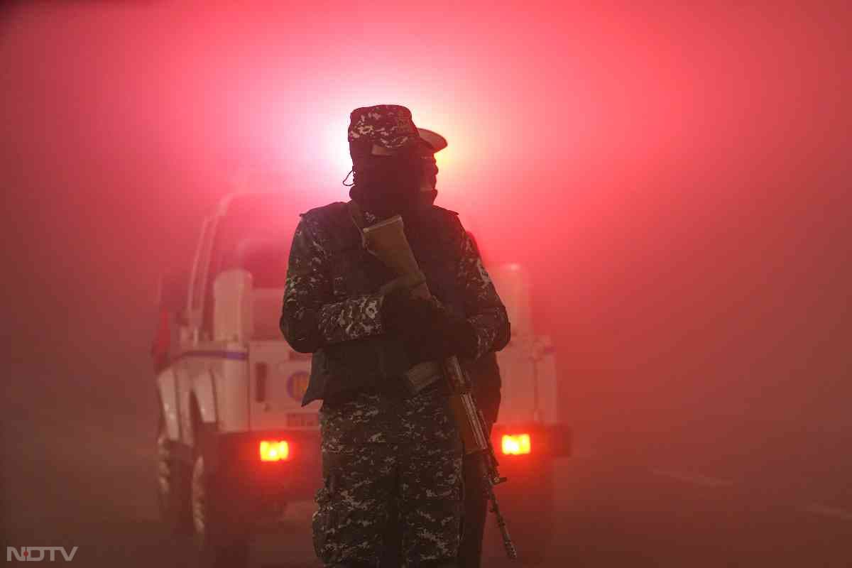 गणतंत्र दिवस नजदीक आते ही पूरी दिल्ली में सुरक्षा एकदम चाक-चौबंद है. घने कोहरे के बीच सिक्योरिटी किसी तरह की कोताही नहीं बरत रही है