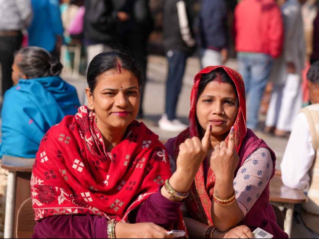 दिल्ली के चुनावी फेस्टिवल में दिखा वोटर्स का गजब उत्साह, देखिए वोटिंग डे की फोटोज