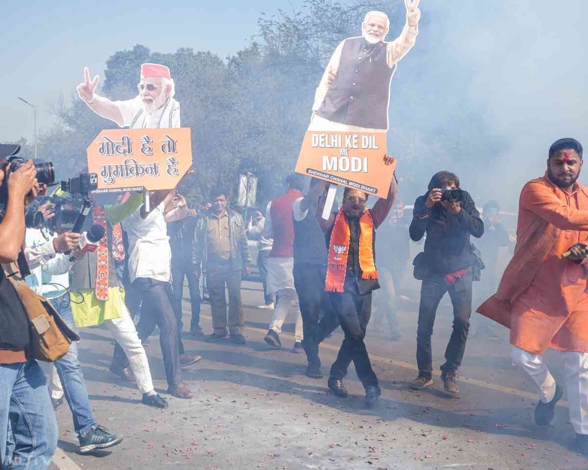 पार्टी समर्थक पीएम मोदी के कटआउट पकड़े हुए जमकर जश्‍न माना रहे हैं. फोटो: पीटीआई